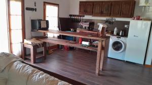 eine Küche mit einem Tisch und einer Waschmaschine in der Unterkunft La Blanca in Mercedes