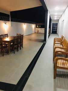 uma sala de jantar com uma mesa e cadeiras de madeira em Pousada Lobo Guará em São João Batista do Glória