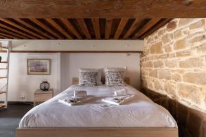 Ένα ή περισσότερα κρεβάτια σε δωμάτιο στο GuestReady - Le Duplex des pentes +5 φωτογραφίες