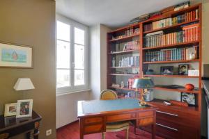 una camera con scrivania e libreria con libri di GuestReady - Amazing Le Marais Flat - 2 mins to Hôtel de Ville a Parigi