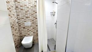 un bagno con wc e doccia di THE BEST OCEAN VIEW a Playa de las Americas Altre 25 foto