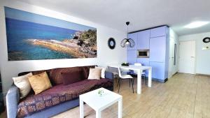 un soggiorno con un divano e un tavolo di THE BEST OCEAN VIEW a Playa de las Americas