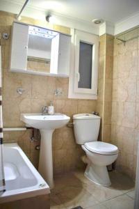 Koupelna v ubytování Metaxa apartment