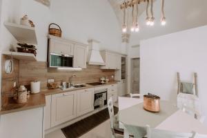 A kitchen or kitchenette at Palazzo Pinto B&B