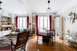 a dining room and living room with a table and chairs at GuestReady - Beautiful Apt - 5 mins to Chinatown in Paris