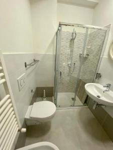 een badkamer met een toilet, een douche en een wastafel bij Appartamento in centro, a 150 m dal mare in Pineto