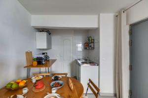 eine kleine Küche mit einem Holztisch und eine Küche mit einem Tisch in der Unterkunft GuestReady - Charming Flat - 6 mins to Gare Du Nord Metro in Paris