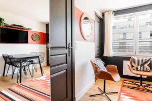 Habitación con mesa, sillas y comedor. en GuestReady - Modern Apt in Issy-les-Moulineaux, en Issy-les-Moulineaux