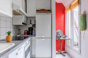 Ett kök eller pentry på GuestReady - Luxury Apartment on the Ile de la Cité