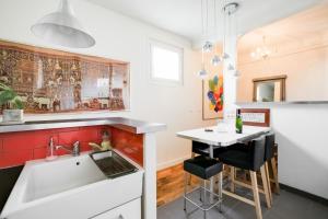 uma cozinha com um lavatório e uma mesa com cadeiras em GuestReady - Amazing 2BR Flat near Passy Village em Paris