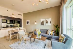 uma sala de estar com um sofá e uma mesa em GuestReady - Sunny Delights em Dubai