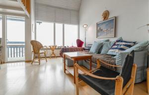 Posezení v ubytování 4 Bedroom Awesome Home In Simrishamn