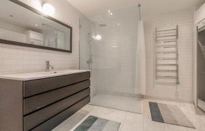 Bilik mandi di 4 Bedroom Awesome Home In Simrishamn