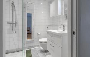 Bilik mandi di 4 Bedroom Awesome Home In Simrishamn