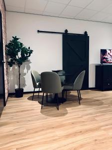 a dining room with a table and chairs and a potted plant at FeWo Kupferkrug Historisch & Zentral in Nordhorn +18 photos