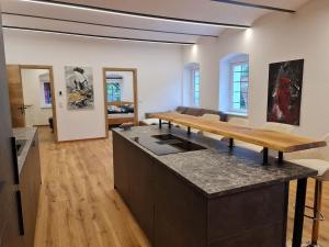 NussbachにあるHistorischer Gutshof, Bogensportzentrum Kremstalのキッチン、リビングルーム(木製カウンタートップ付)