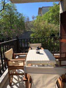 un patio con tavolo e sedie su un balcone di Aura Estiva a Agia Triada