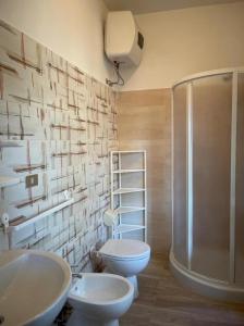 ein Bad mit einer Dusche, einem WC und einem Waschbecken in der Unterkunft Villa Margherita in Vieste