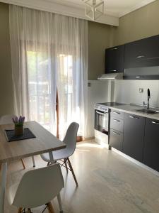 una cucina con tavolo e sedie e una sala da pranzo di Aura Estiva a Agia Triada