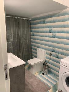 un bagno con un water e un lavandino di Aura Estiva a Agia Triada