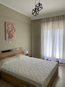 una camera da letto con un letto grande e una finestra di Aura Estiva a Agia Triada