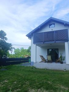 Casa blanca con balcón y césped en Zen Loft, en Tuzla