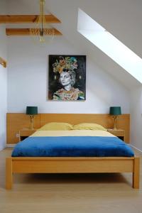 Schlafzimmer mit einem Bett mit Wandgemälde in der Unterkunft La Jaguara artistic house in the center of Gdansk in Danzig