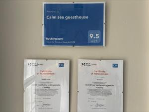 um sinal para um questionário marítimo caltrain pendurado numa parede em Calm sea guesthouse em Weymouth