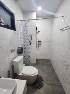 bagno bianco con servizi igienici e lavandino di Momento Bangtao Beach a Bang Tao Beach