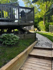 een terras met een houten loopbrug in een tuin bij Nature Retreat in the city in Ottawa