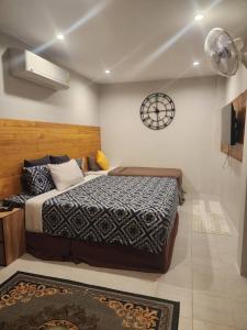 una camera con un letto e un orologio a muro di Momento Bangtao Beach a Bang Tao Beach