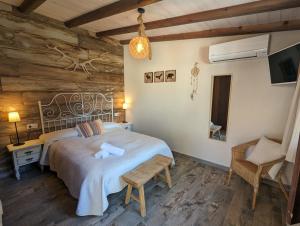Tolosa的住宿－Hostal Avenjúcar，一间卧室,卧室内配有一张床和一把椅子