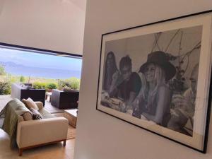 una foto di un gruppo di persone in un soggiorno di Magnifique villa vue mer a Sainte-Maxime