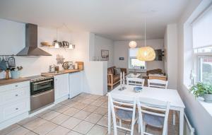 Η κουζίνα ή μικρή κουζίνα στο Beautiful Home In Skagen With Kitchen