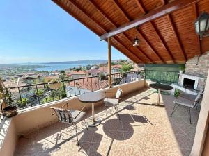 balcón con sillas, mesa y chimenea en Sapanca Albar Konaklama, en Sapanca
