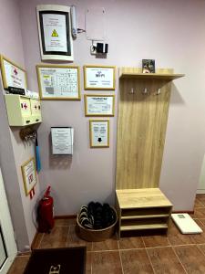 a room with a wall with a door and a shelf at КЪЩА за ГОСТИ ТРАПЕЗИЦА за до 12 ЧОВЕКА с БЕЗПЛАТЕН ПАРКИНГ, ДВОР и ВЕРАНДИ, в ГРАД ВЕЛИКО ТЪРНОВО in Veliko Tŭrnovo