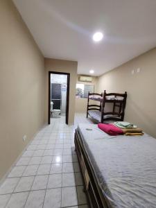 ein Schlafzimmer mit einem großen Bett in einem Zimmer in der Unterkunft Cantinho do Mar Pousada in Bertioga
