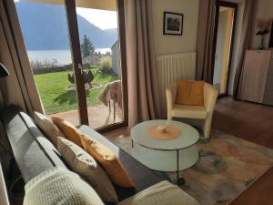 ein Wohnzimmer mit Sofa und Tisch in der Unterkunft Inspiration - zwei Terrassen, Seeblick, privater Garten in Altmünster