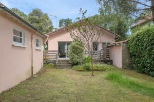a pink house with a small tree in the yard at Maison pour 4 avec jardin à 1km de la plage in La Baule