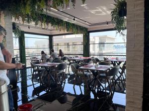Venera Hotel في باكو: مجموعة من الناس يجلسون على الطاولات في المطعم