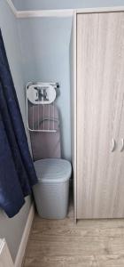 Streatham ValeにあるRowan Crescent's Luxury Stay-In4のキャビネットの隣にゴミ箱があるバスルーム +40枚の写真