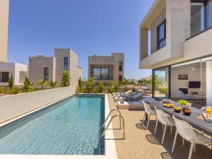 een afbeelding van een huis met een zwembad bij Malama Villas by Karma in Paralimni