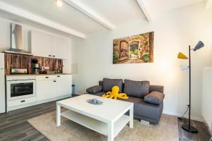 a living room with a couch and a table at Ferienwohnung Am Mühlbach in Klipphausen +12 photos
