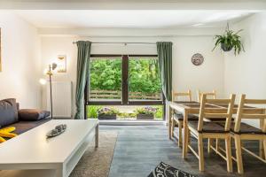 a living room with a couch and a table at Ferienwohnung Am Mühlbach in Klipphausen