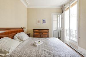 En eller flere senge i et værelse på GuestReady - Bright and Homely Apt in Batignolles