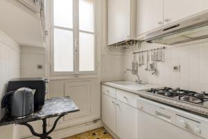 Køkken eller tekøkken på GuestReady - Bright and Homely Apt in Batignolles