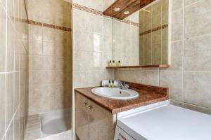 Et badeværelse på GuestReady - Bright and Homely Apt in Batignolles