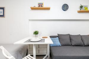 uma sala de estar com um sofá e uma mesa em GuestReady - Minimalist Studio In Downtown Lisbon em Lisboa