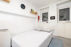 um quarto branco com uma grande cama branca em GuestReady - Minimalist Studio In Downtown Lisbon em Lisboa