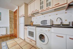 Kuchnia lub aneks kuchenny w obiekcie Casa Ana Mari II by Clabao